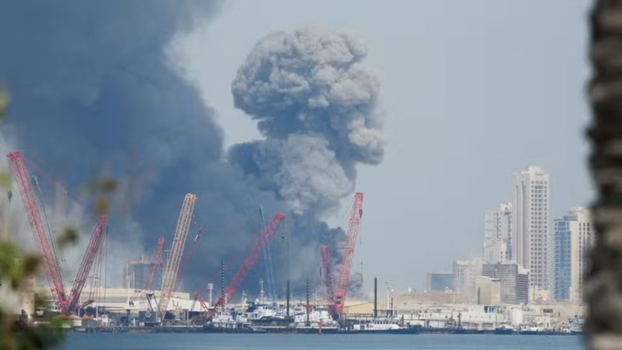 バーレーン基地の黒煙（ロイター）
